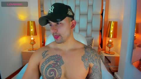 Snapshot of elliott_veelez chatting on January 22, 8:28 pm E L L I O T V E L E Z online show from January 22, 8:28 pm