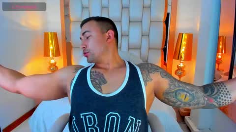 Snapshot of elliott_veelez chatting on February 19, 8:41 pm E L L I O T V E L E Z online show from February 19, 8:41 pm