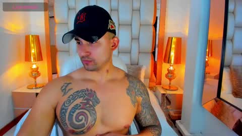 Snapshot of elliott_veelez chatting on February 10, 8:21 pm E L L I O T V E L E Z online show from February 10, 8:21 pm