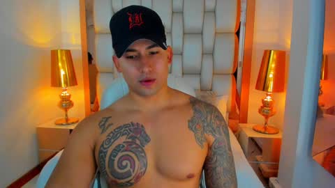 Snapshot of elliott_veelez chatting on December 8, 12:19 pm E L L I O T V E L E Z online show from December 8, 12:19 pm