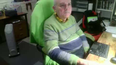 Snapshot of ernello chatting on October 4, 10:25 pm ernello online show from October 4, 10:25 pm