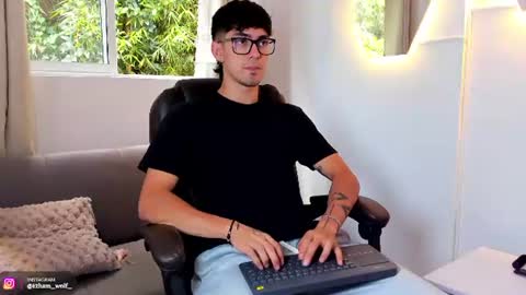 etham_wolf1 online show from June 11, 6:50 pm