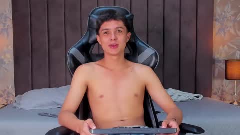 Snapshot of ethanlowell chatting on February 22, 9:21 pm ethanlowell online show from February 22, 9:21 pm