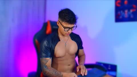 EVAN GREY online show from November 7, 3:32 am