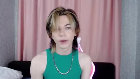 Snapshot of evan_reinhart chatting on October 5, 6:34 pm evan_reinhart online show from October 5, 6:34 pm