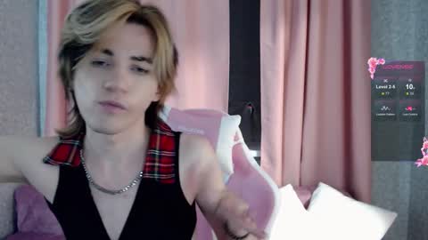 evan_reinhart online show from October 15, 11:01 pm