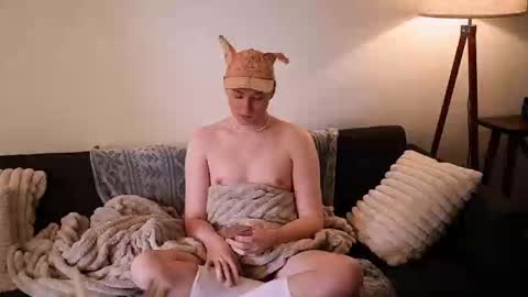 Snapshot of evanskye chatting on October 3, 12:15 am Evan Skye online show from October 3, 12:15 am