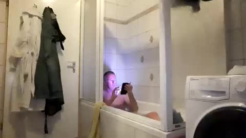 Max online show from October 31, 6:33 pm