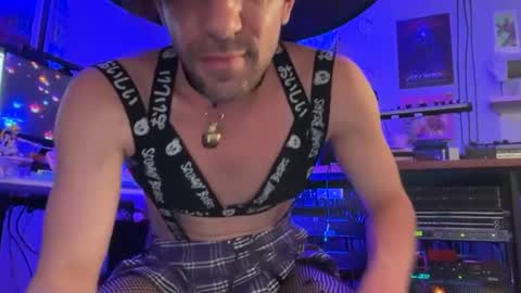 Snapshot of femboy_fangs chatting on October 31, 2:57 am femboyfangs online show from October 31, 2:57 am