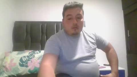 Snapshot of francoisroy chatting on January 29, 3:44 am Juan online show from January 29, 3:44 am