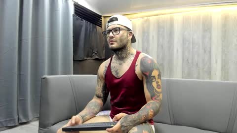 Snapshot of frankrouse_ chatting on October 6, 2:38 am Frank online show from October 6, 2:38 am