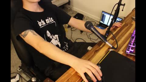 freeforyourpleasure online show from November 27, 3:43 am