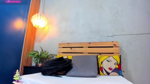 Snapshot of french_sexx chatting on December 19, 1:28 am Xavier online show from December 19, 1:28 am