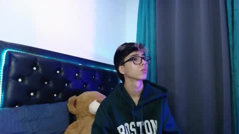 gabriel_x18 online show from February 15, 8:02 am