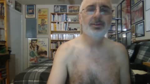 Snapshot of gentcallr chatting on January 3, 8:43 am Steve online show from January 3, 8:43 am