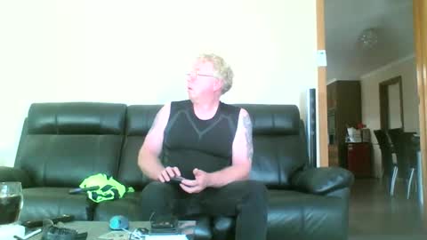 Snapshot of gimmmieoooo chatting on January 7, 5:45 am gimmmieoooo online show from January 7, 5:45 am