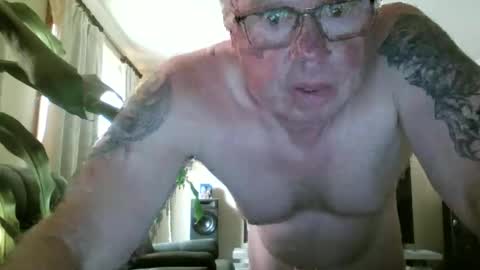 Snapshot of gimmmieoooo chatting on December 20, 8:28 am gimmmieoooo online show from December 20, 8:28 am