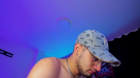 Snapshot of giomar_reyes chatting on December 24, 7:39 am GIOMAR REYES online show from December 24, 7:39 am