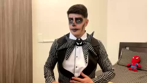 goldenknight33 online show from October 31, 5:38 pm