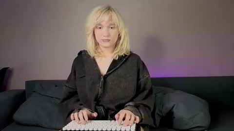 Greg-independent model online show from November 1, 9:30 pm