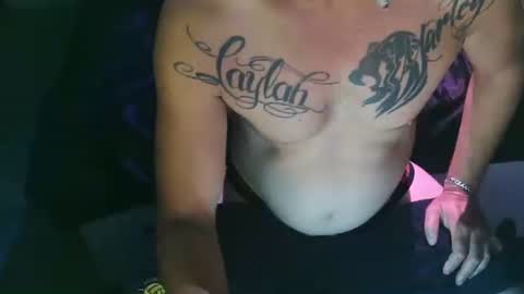 YOUNEEKWAYSTOPLEASEYOU online show from March 17, 7:16 pm