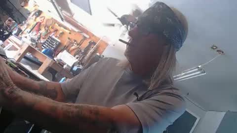 handystud33 online show from April 11, 5:49 pm