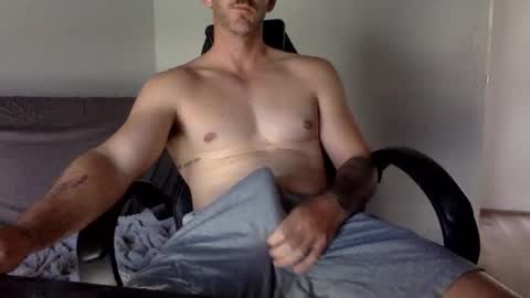 Snapshot of hendo92 chatting on February 17, 3:36 am Hendo online show from February 17, 3:36 am