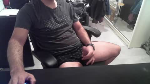 Snapshot of hi_im_chuck chatting on January 29, 6:43 am hi_im_chuck online show from January 29, 6:43 am