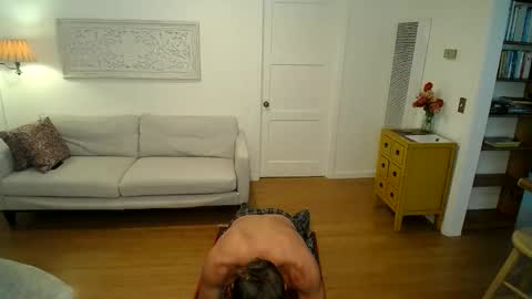 Hippie Jijm online show from April 19, 6:10 pm