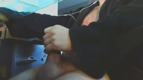 Snapshot of hockeybrad92 chatting on February 19, 11:49 am Hairy Hockey Player 92 online show from February 19, 11:49 am