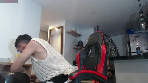 hot_twinks83 online show from October 16, 12:35 pm