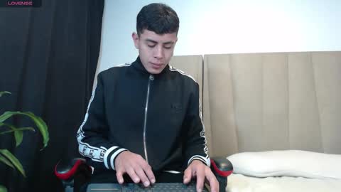 hot_twinks83 online show from November 14, 9:55 am