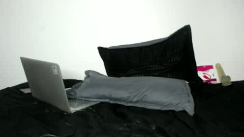 Snapshot of hotdereck33 chatting on February 18, 9:32 am hotdereck33 online show from February 18, 9:32 am