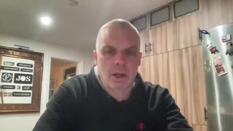 Snapshot of howlingatnothing chatting on December 16, 11:07 pm howlingatnothing online show from December 16, 11:07 pm