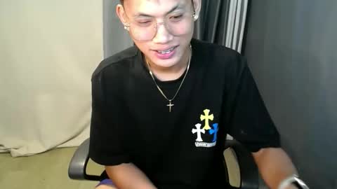 hugecockjames09 online show from September 19, 11:21 am