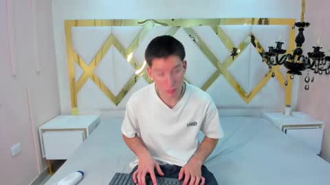 Snapshot of hunterheat_ chatting on September 12, 11:43 am hunterheat_ online show from September 12, 11:43 am