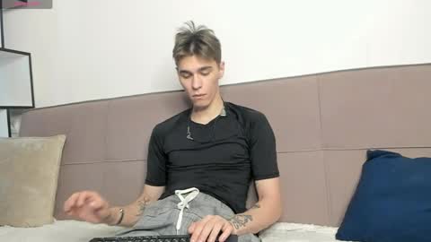 hyper_muse online show from April 21, 1:17 pm