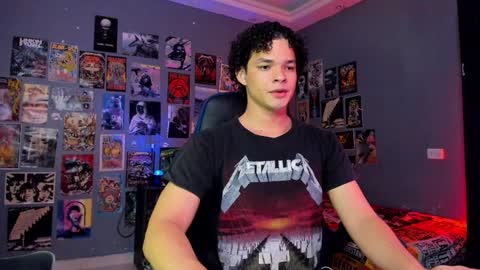 Snapshot of ian_versace chatting on December 31, 12:43 am Andres online show from December 31, 12:43 am