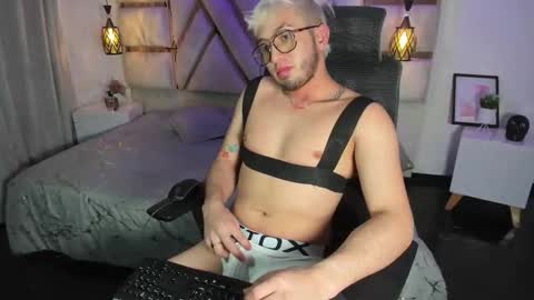 Ian online show from November 25, 3:30 am