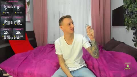 Snapshot of inkedjamesx chatting on September 13, 4:24 am James online show from September 13, 4:24 am