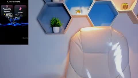 Issac online show from February 27, 9:36 pm