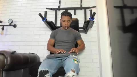 Italo Moore online show from November 5, 11:45 am