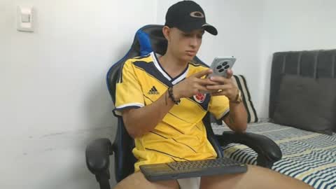 Hi guys im new 3 online show from July 3, 9:18 pm