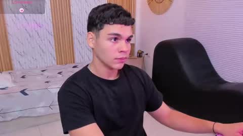 Snapshot of james_jonnes chatting on September 28, 8:29 pm James online show from September 28, 8:29 pm