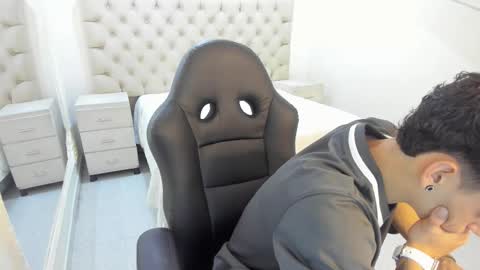 jhoanleandro online show from January 8, 5:01 am