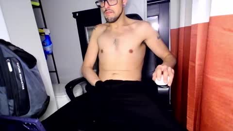 Snapshot of jhp_kinky_2000 chatting on January 6, 8:03 am kinky party boy online show from January 6, 8:03 am