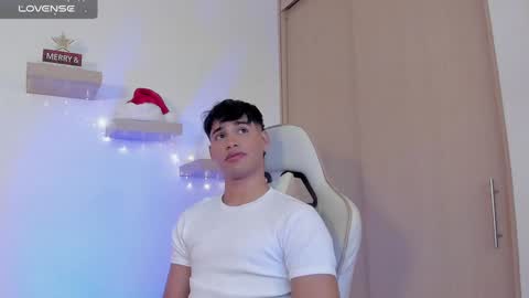 Snapshot of jimmy_leeh_ chatting on December 24, 10:49 pm Jimmy Leeh online show from December 24, 10:49 pm