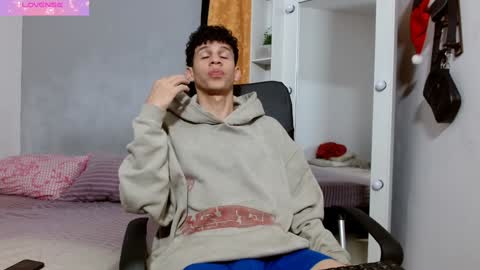 john_ssnow29 online show from January 6, 11:42 pm