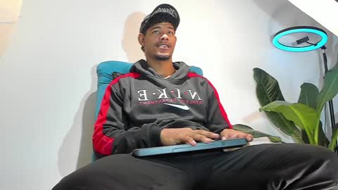 Snapshot of jordanparis chatting on January 11, 12:33 am JordanParis online show from January 11, 12:33 am