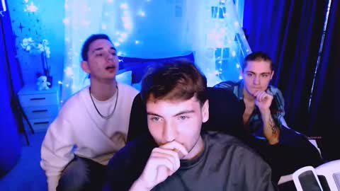 joseph_bear_ online show from December 3, 8:26 pm